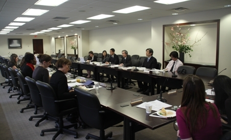 会議室全景。Hofstra大学の学生１１名と教師一人が兒玉大使の話を聞いている。