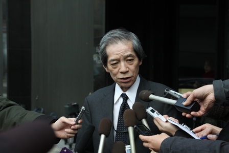 報道陣の質問に答える西田大使