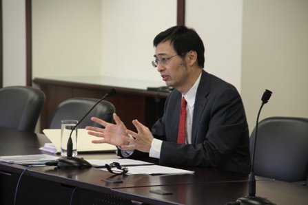 Ambassador Jun Yamazaki having a lecture.