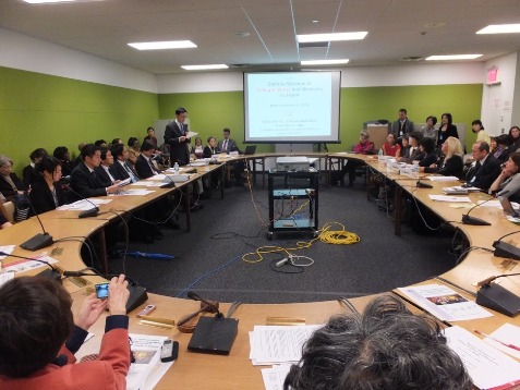 A wide view of the meeting room. 11 Students and a teacher from Hofstra University listening to Ambassador Kodama.