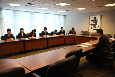 山崎大使のブリーフィングを受ける模擬国連会議全米大会日本代表団の学生たち