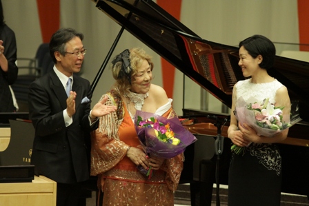 Ambassador Yoshikawa presenting bouquet to Ms. Hemming and Ms. Anraku