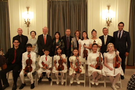 Group photo with Tarumi violinists