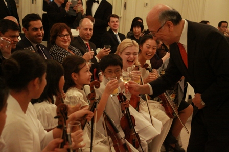 Ambassador Bessho cheering glasses with Tarumi violinists