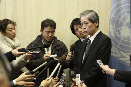 報道陣の質問に答える西田大使