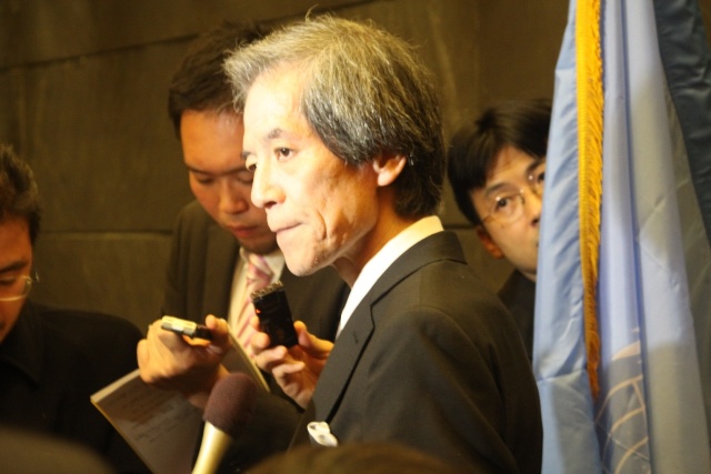 報道陣の質問に答える西田大使