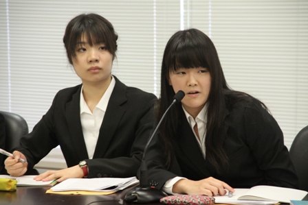 質問をする関西学院大学の生徒