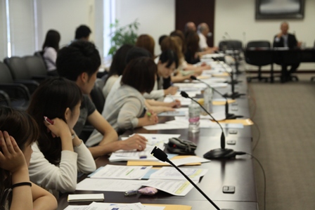熱心に話を聴く南山大学の学生たち