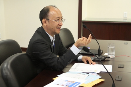 ブリーフィングを行った田口参事官