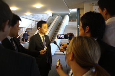 国連本部で報道陣からの取材を受ける山崎大使