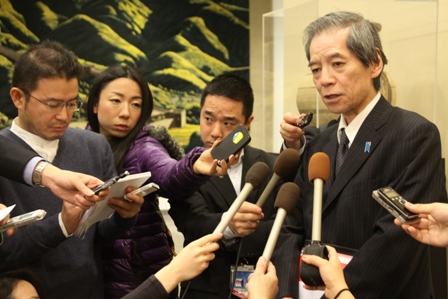 報道陣の質問に答える西田大使