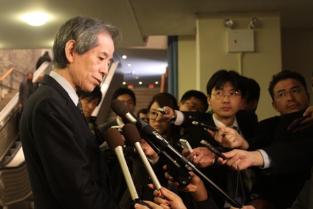 報道陣の質問に答える西田大使