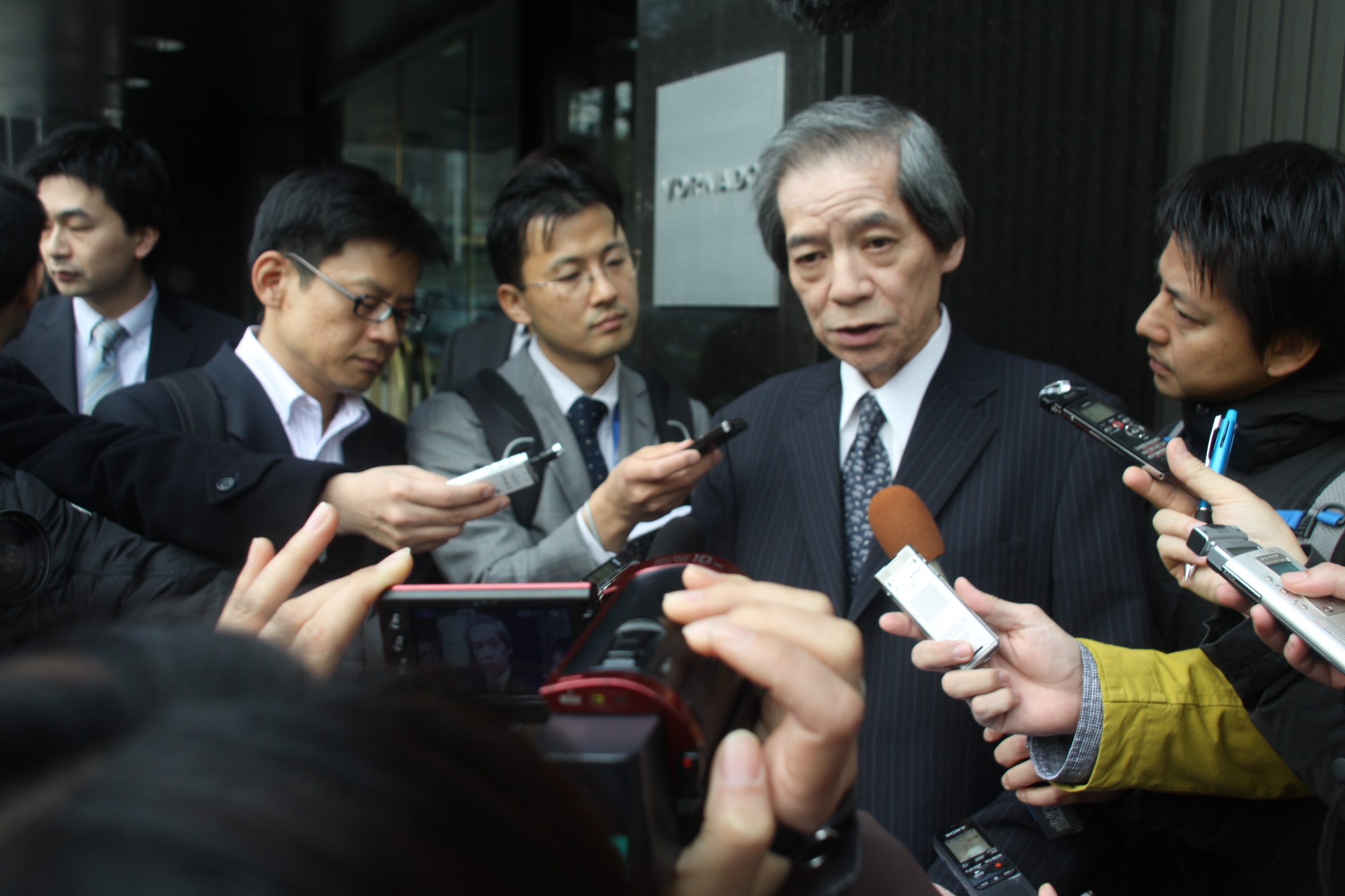 報道陣の質問に答える西田大使