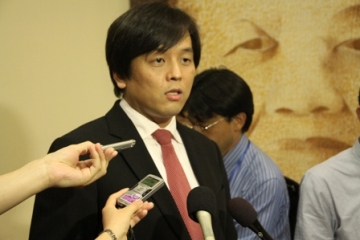 邦人記者からの質問に答える中野政務官