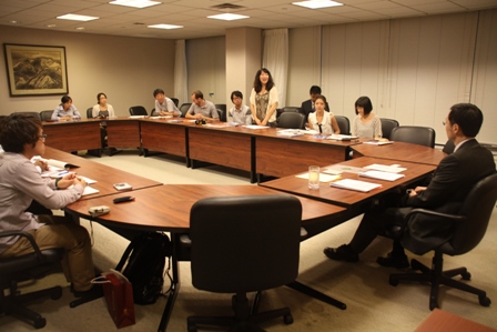 自己紹介をする名古屋大学大学院生