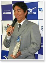 金沢リトル・リーグより贈られた寄せ書きを手にスピーチを行う松井選手。