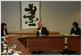 高須大使は創価大学の学生たちに、国連における日本の役割についてブリーフィングを行った。