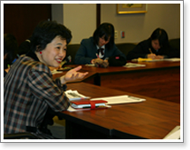 日本の国際社会への関わりについて説明する三好真理公使。