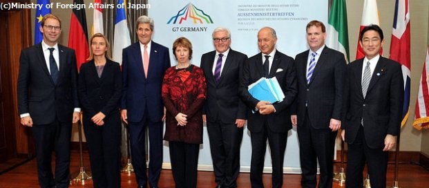 Foreign Minister Fumio Kishida(right) at the G7 Foreign Ministers' Meeting (25 September 2014)